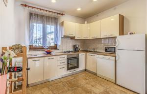 2 Bedroom Beautiful Apartment In Pula 