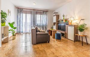 2 Bedroom Beautiful Apartment In Pula