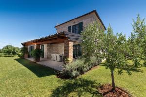 Landhausvilla mit Panoramablick und Garten 