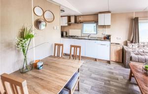 2 Bedroom Nice Home In Heinkenszand