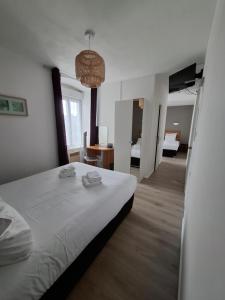 Hotels Hotel du Chateau : Chambre Quadruple avec Salle de Bains