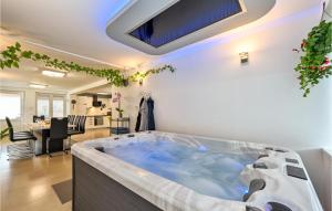 Beautiful Home In Vinica Breg With Wifi 