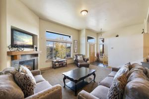 Bears Lair Spacious Townhome with Private Hot Tub