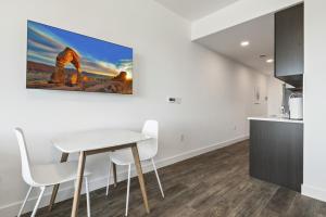 New Lux Studio with Amazing Views and Patio