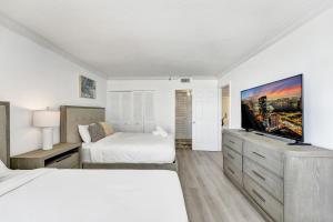 Breathtaking resort condo w beach service Unit 908