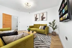 Luxury 4 Bed apartment with good transport links - Busheyheath