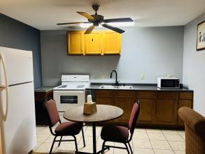 King Room with Kitchenette room in The Shades Motel