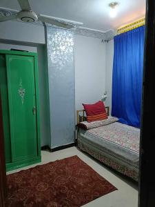 شقة مفروشة بالرضوان حي العقاد باسوان