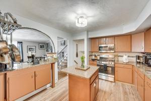3 Mi to Lake Redman: Home w Furnished Pergola!