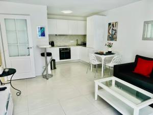 Modern Bright Cannes Apt 2 min walk to the Beach