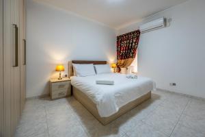 Seafront apartment with garage and breathtaking sunrise by SF HOMES