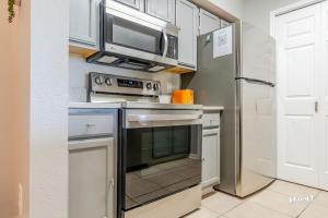 Hidden Gem - pool access, walk to beach