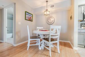 Hidden Gem - pool access, walk to beach