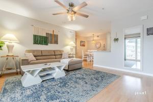 Hidden Gem - pool access, walk to beach