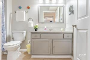 Hidden Gem - pool access, walk to beach