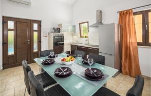 2 Bedroom Stunning Home In Liznjan 