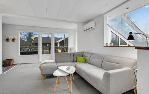 Stunning Home In Fårvang With Wifi