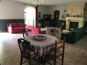 Maisons de vacances Casa con piscina e giardino : photos des chambres