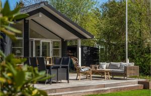 Nice Home In Dronningmølle With Wifi
