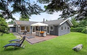 Three-Bedroom Holiday Home In Dronningmolle