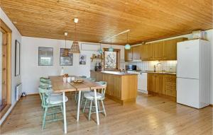 Three-Bedroom Holiday Home In Dronningmolle