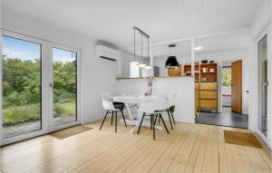 2 Bedroom Cozy Home In Dronningmølle