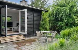 2 Bedroom Cozy Home In Dronningmølle