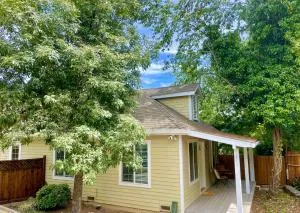 Charming Downtown Cottage - Pinecrest