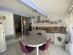 Appartements Charmant T2 avec Terrasse, Clim, Parking et Wifi - FR-1-503-155 : photos des chambres