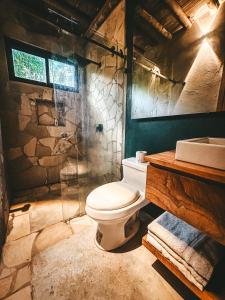 Cabaña de piedra y bambú en la selva