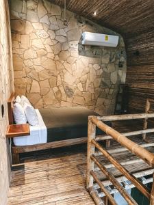 Cabaña de piedra y bambú en la selva