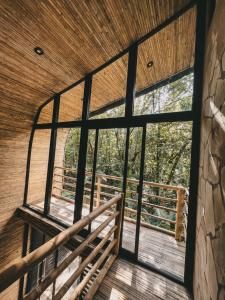 Cabaña de piedra y bambú en la selva