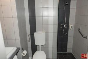 FREE PARKING, FREE BREAKFAST, only 15 minutes to City Center