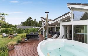 Lovely Home In Dronningmølle With Wifi