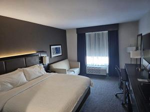 Standard King Room with City View room in Holiday Inn Paducah Riverfront an IHG Hotel