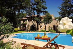 Luxusvilla mit Garten und Pool sowie herrlicher Aussicht 
