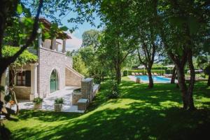 Luxusvilla mit Garten und Pool sowie herrlicher Aussicht 