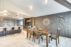 Remote Texas Retreat Hot Tub, Deck, Grill!