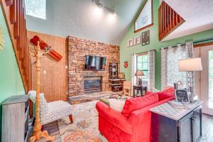 Smoky Mountain Cabin w Deck & Hot Tub!