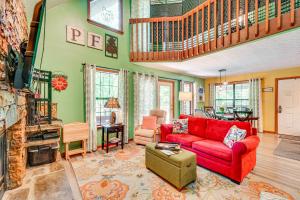 Smoky Mountain Cabin w Deck & Hot Tub!