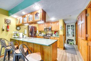Smoky Mountain Cabin w Deck & Hot Tub!