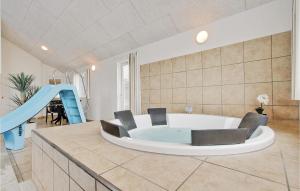 8 Bedroom Stunning Home In Vejby