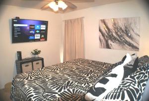 Las Sombras #905 Stylish condo with Pool, close NE Hosp, Fort SH, Randall AFB