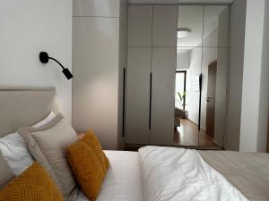 1st floor, 2 bedrooms apartment, Center, private parking, terrace, 7min to the sea