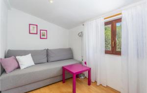 1 Bedroom Cozy Apartment In Omisalj