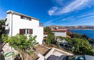 Gorgeous Apartment In Okrug Donji