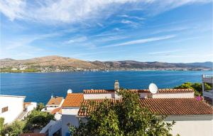 Gorgeous Apartment In Okrug Donji