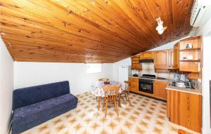 Gorgeous Apartment In Okrug Donji