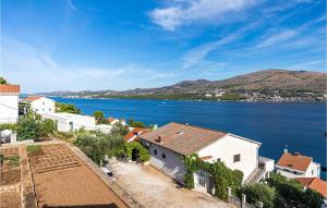 Gorgeous Apartment In Okrug Donji