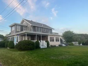 Steps away from Lewis Bay - يارموث الغربية